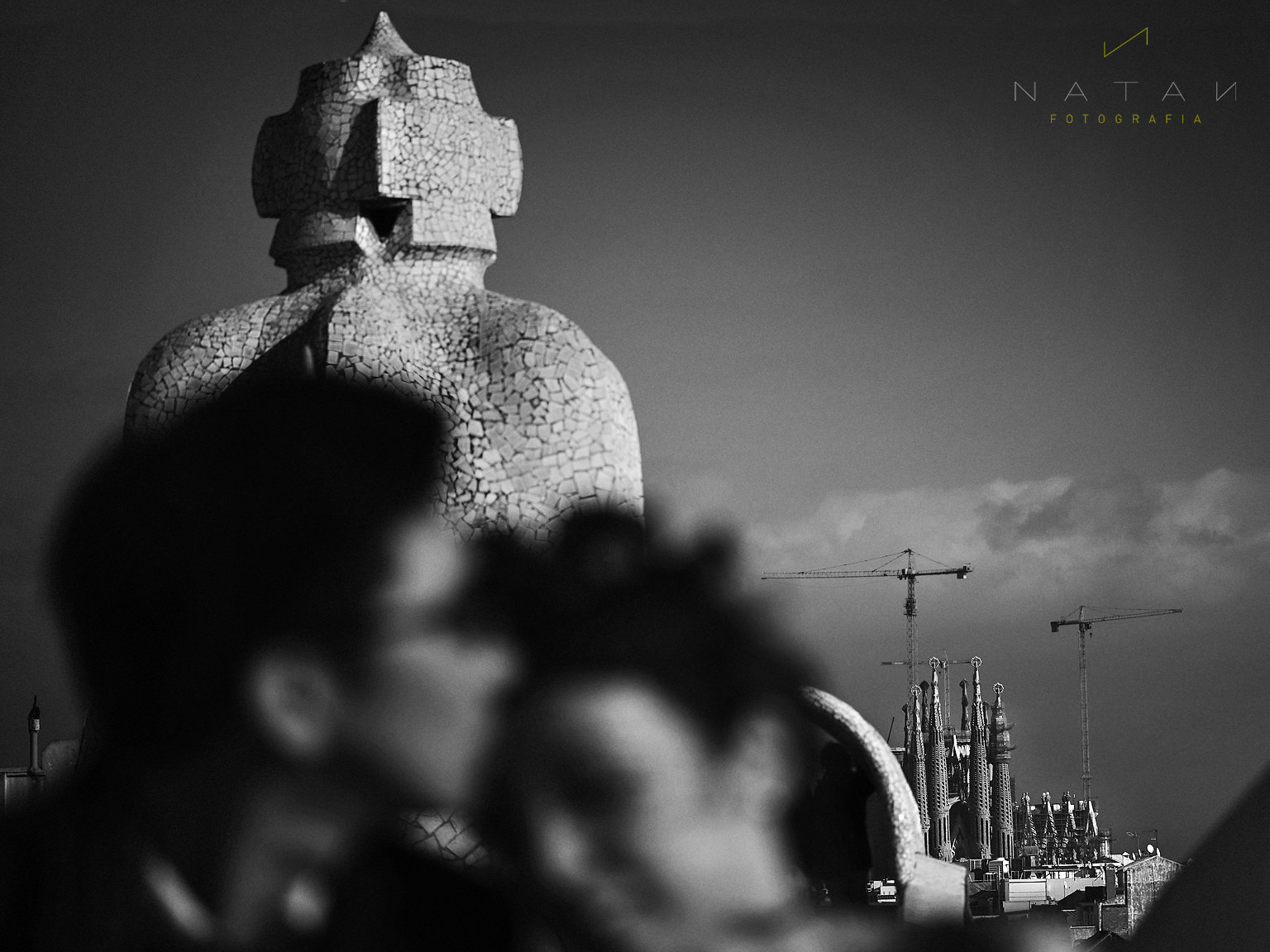 Pedrera Gaudí Sagrada Familia, Chinese couple engagement session in Barcelona