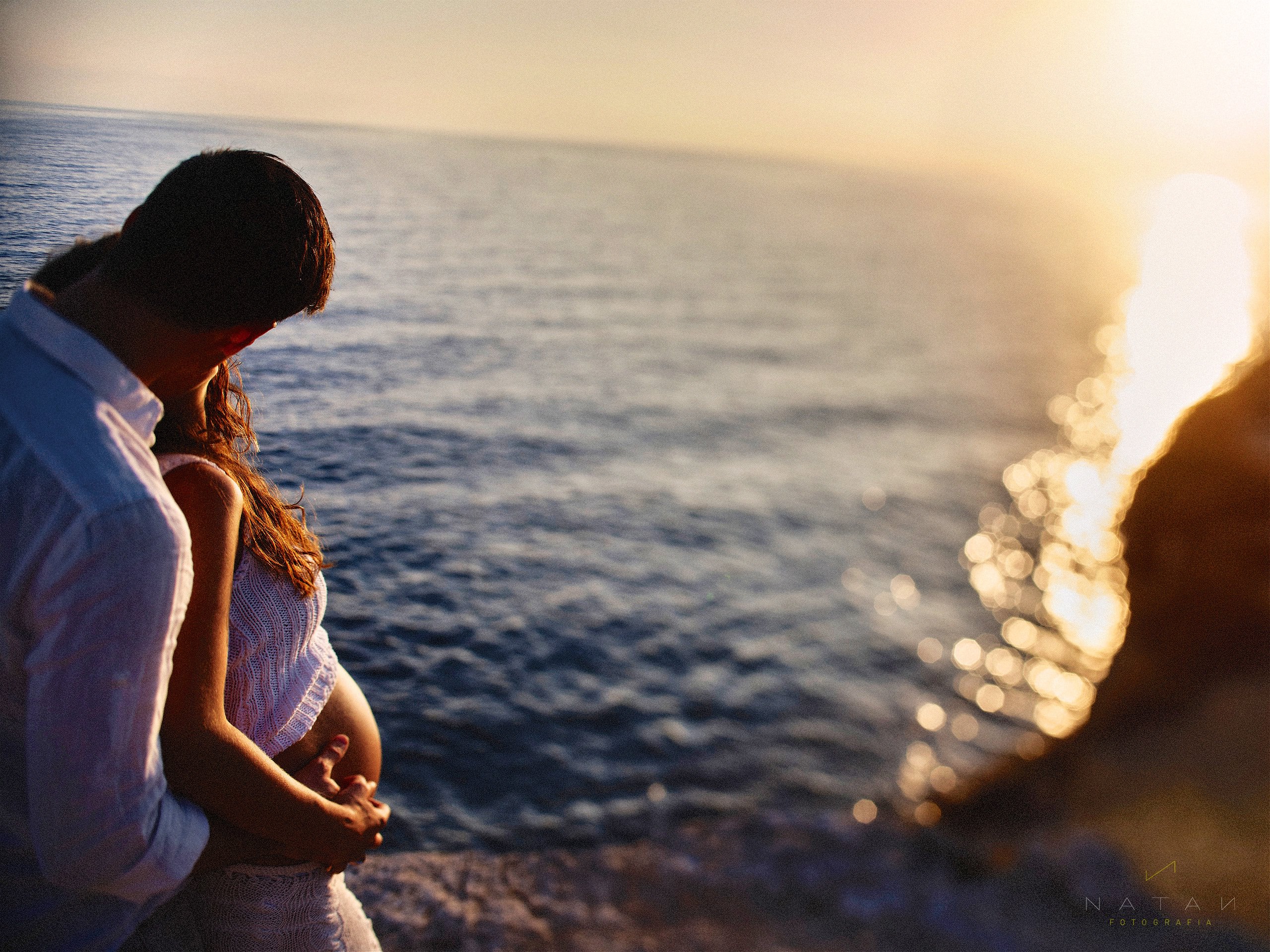 Fotos pareja embarazo artistica en la playa del Mediterráneo