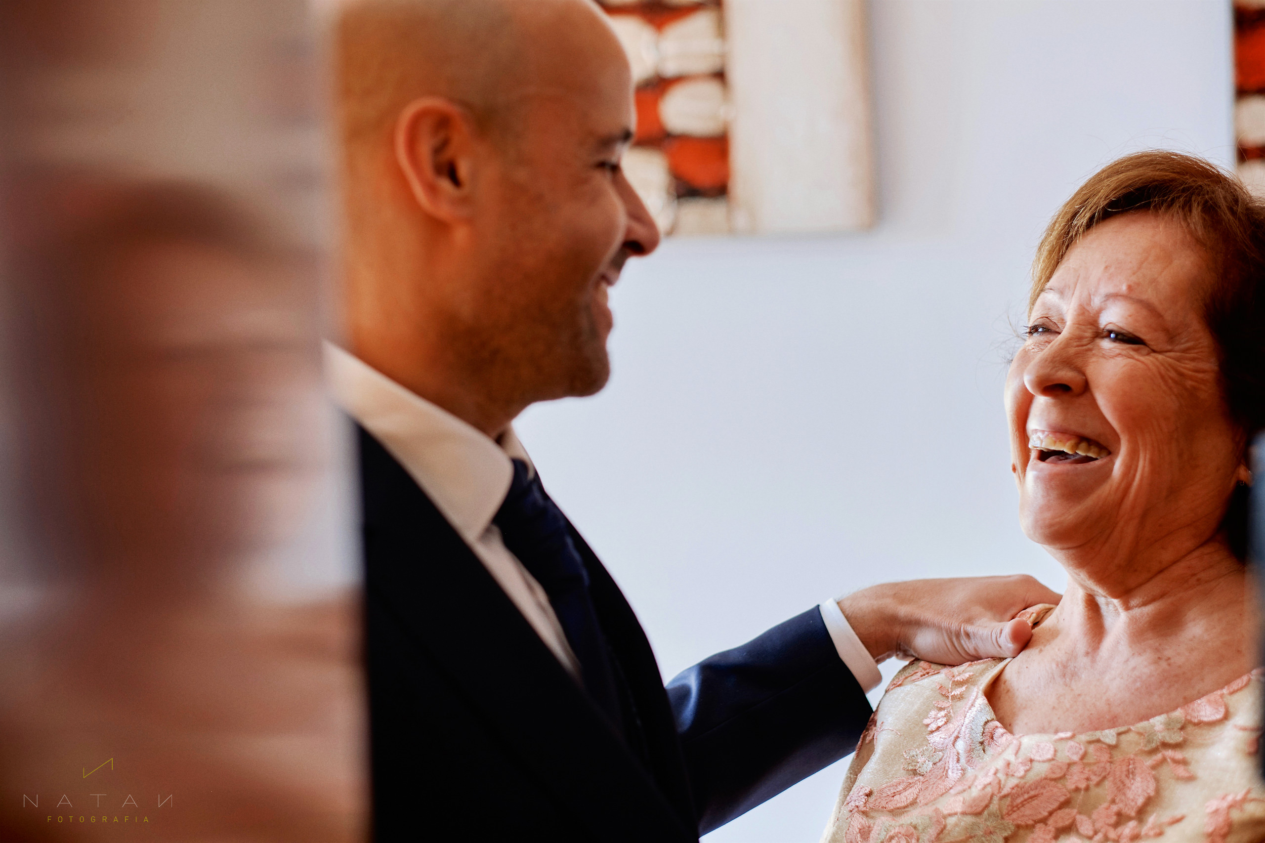 momentos espontaneos de una boda, madre feliz y sonriendo a su hijo