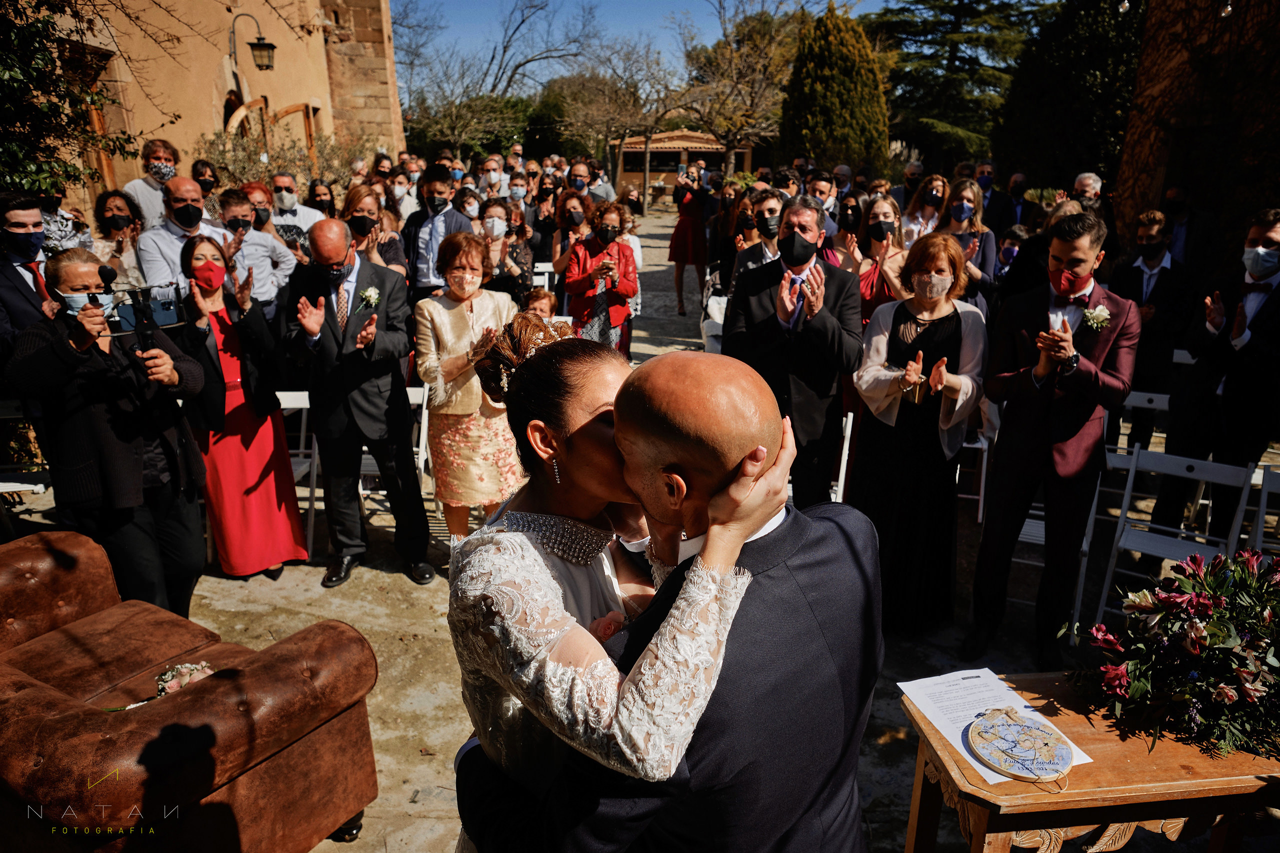 Fotografia de boda, Bodas en época de Coronavirus Covid-19 - Primer beso tras la ceremonia de la boda en MAsia Castellarnau, Sabadell, Barcelona